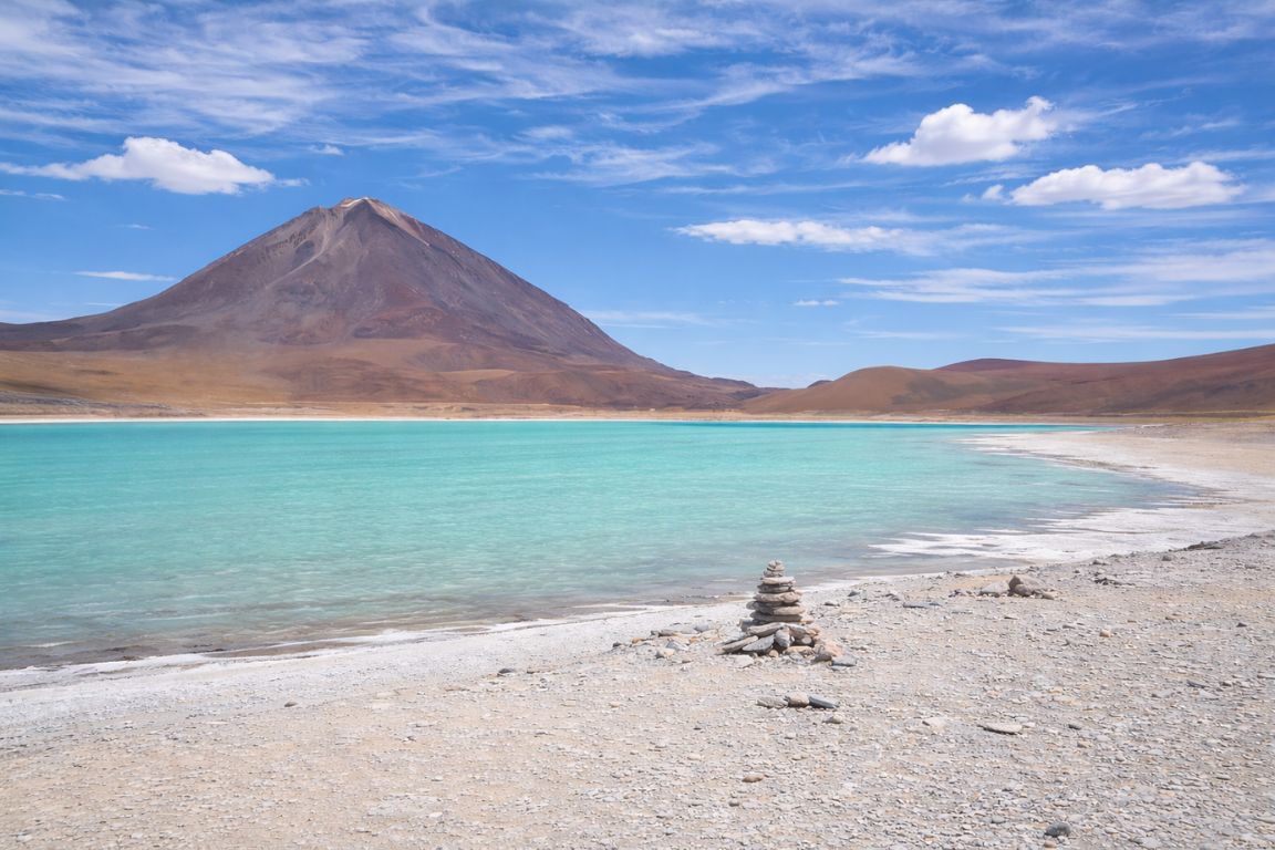 Laguna Verde with turquoise waters and Licancabur volcano in Bolivia, captured during a tour with Salar de Uyuni Tours